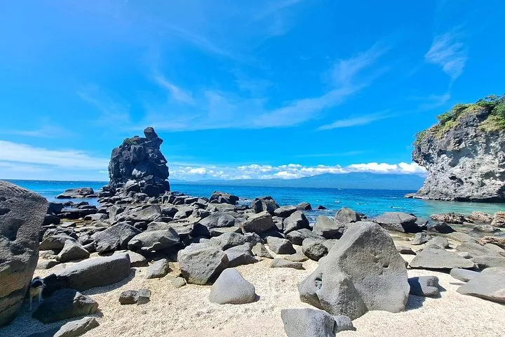 Costa rocciosa con interessanti formazioni rocciose e acqua blu cristallina